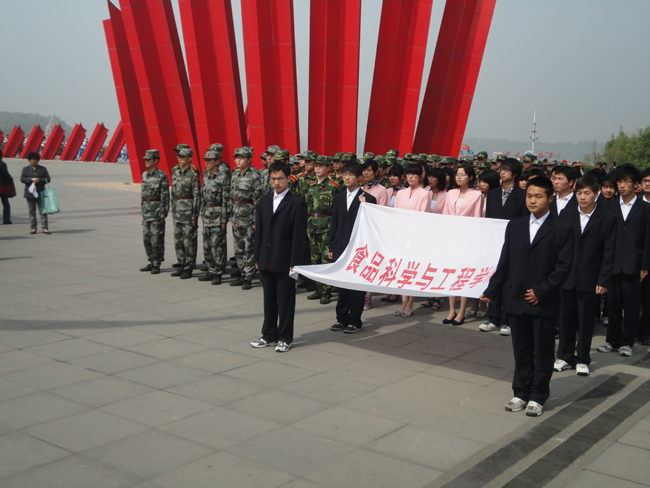 yl6809永利官网学生参加纪念渡江战役胜利暨南京解放62周年活动